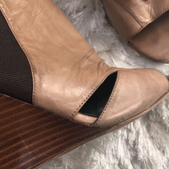 VINCE CAMUTO VADO Tan leather Wedge Sandal - Picture 9 of 15